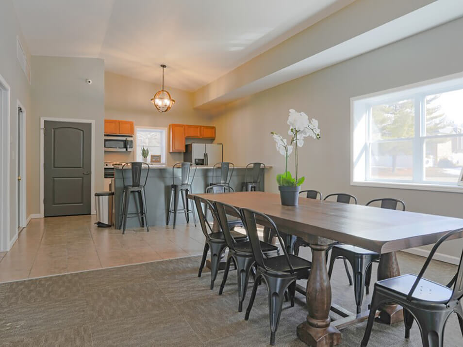 Bloomington Apartment Photos Arbors at Eastland